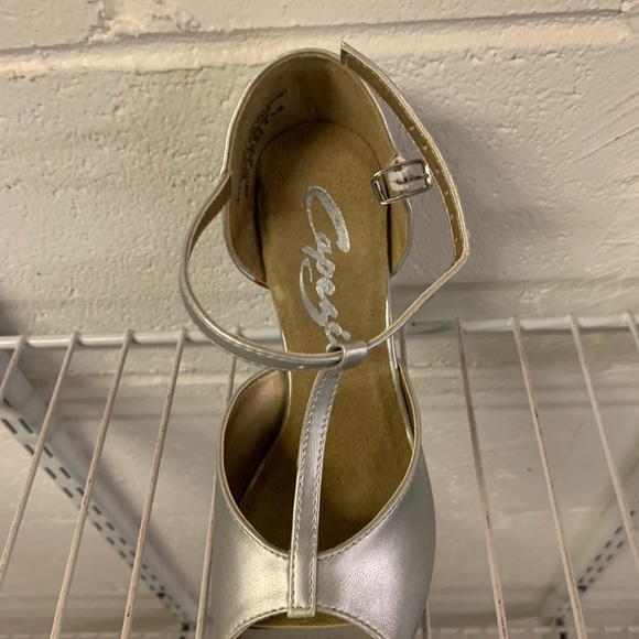 Ballroom - Picture 2 of 5